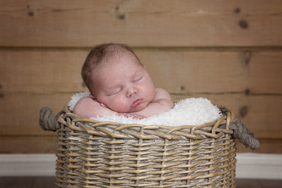 Bambino infantile cestino che fa i primi passi