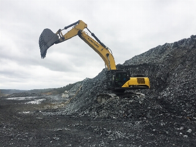 鉱業 rock 採石場
 掘削機 写真