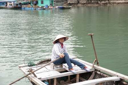 Foto Homem água transportede água
 barco