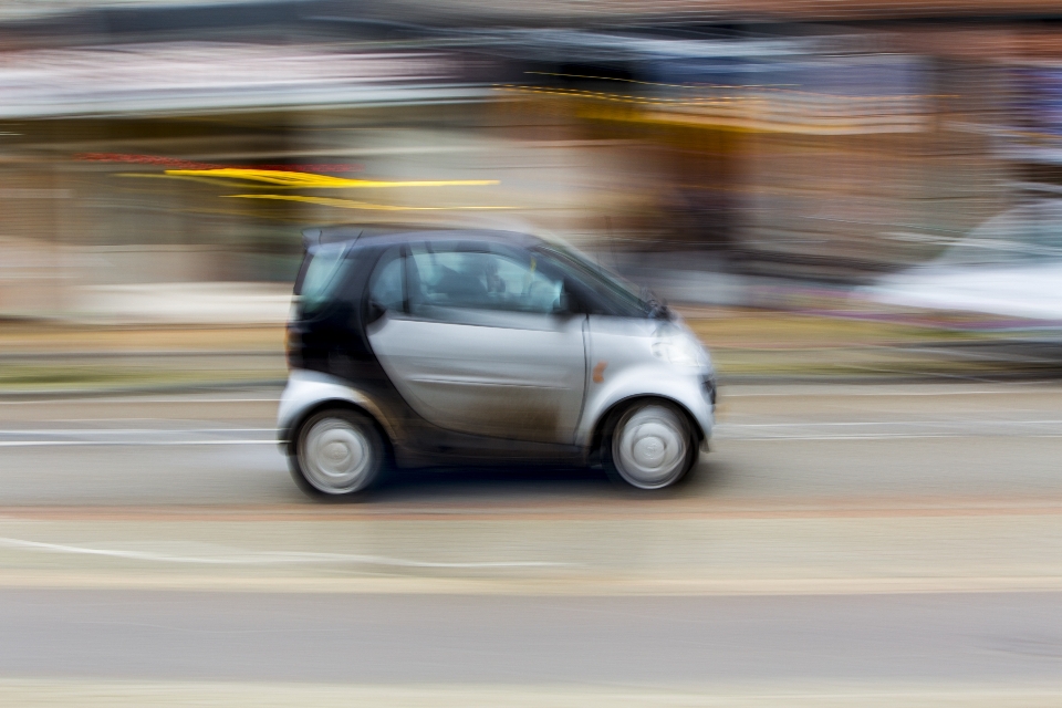 Carro amarelo inteligente rua