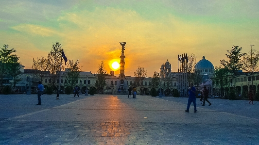 Der retter
 sansalvador
 historisches zentrum
 plazalibertad
 Foto