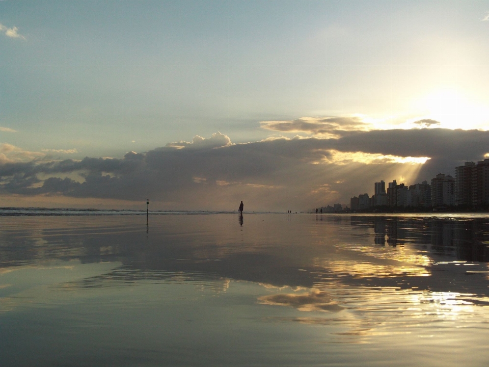 Sole riflessione cielo acqua