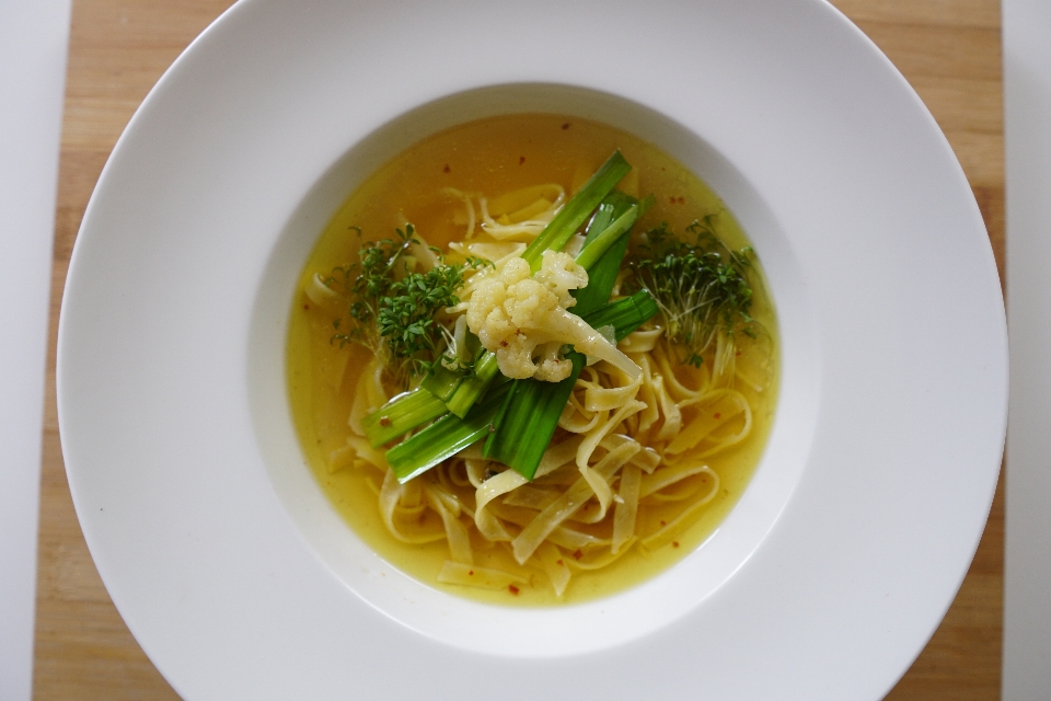 Cocinando plato alimento fideos