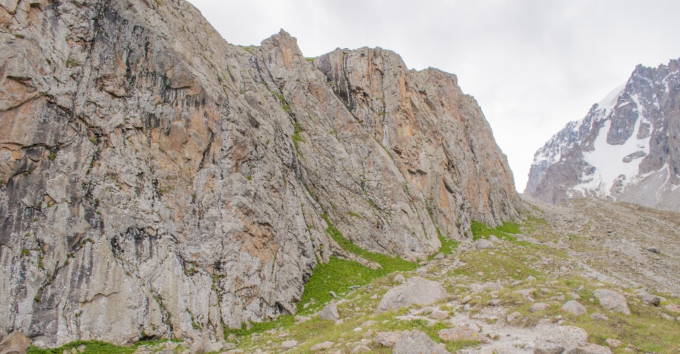 Montagnes kirghizistan montagne reliefs montagneux
