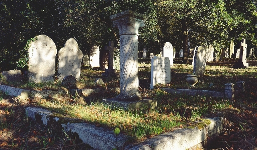 Photo Cimetière tombes
 nature des bois
