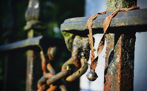 Photo Cimetière garde-corps en métal
 cloche perdu