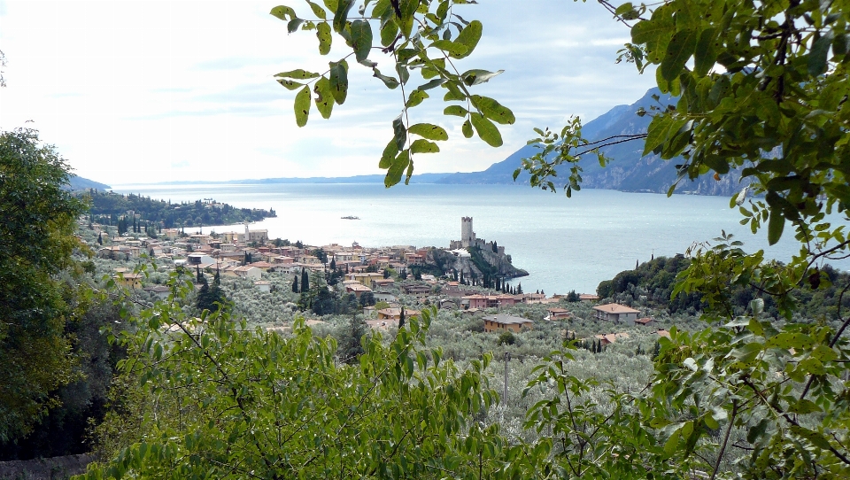 Torbole
 lago di garda
 italia cielo