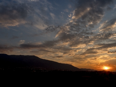 Foto Atardecer sol montaña cielo