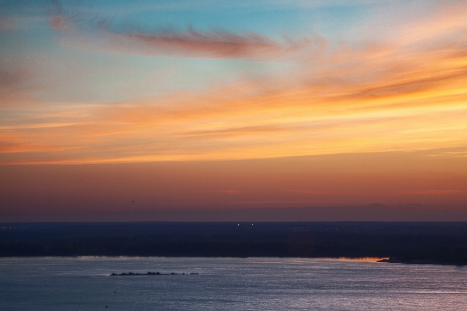 Pôr do sol nascer verão água