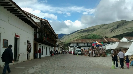 Foto Céu cidade cadeia de montanhas
 relevo montanhoso
