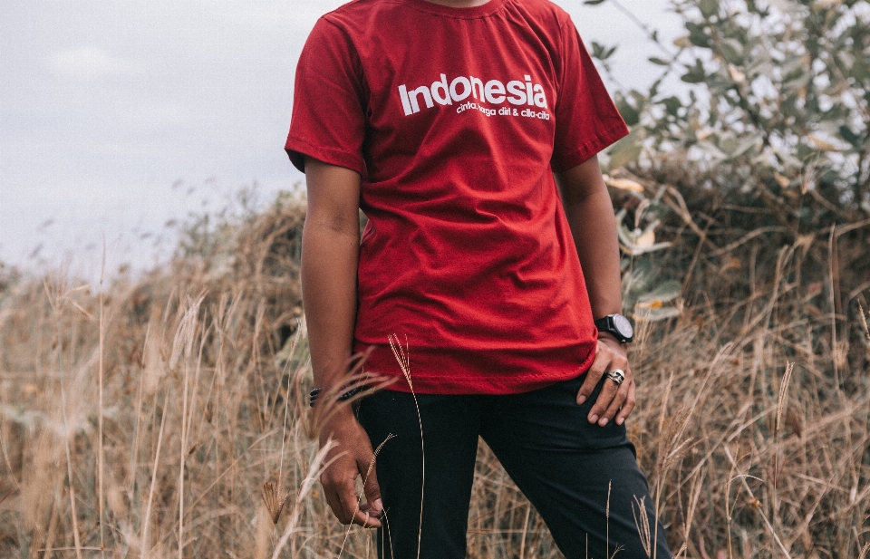 Kaos
 merah pakaian olahraga
