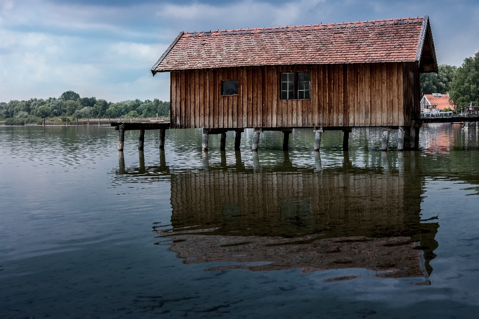 Acqua riflessione casa cielo