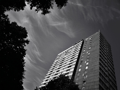 Foto Putih langit hitam dan putih
