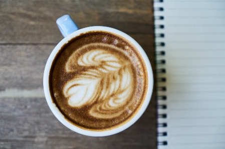 Latté flaches weiß
 fleckiger kaffee
 kaffee mit milch
 Foto