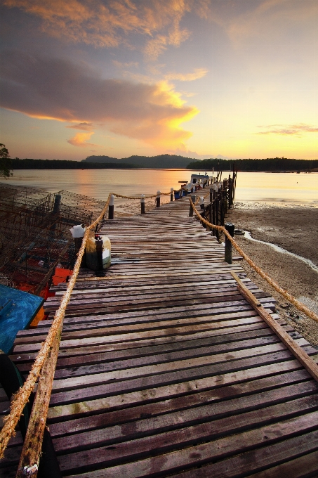 Céu cais água dock