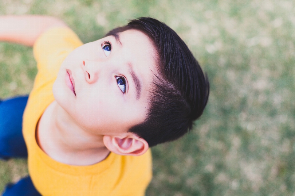 Rostro niño gente en la naturaleza
 piel