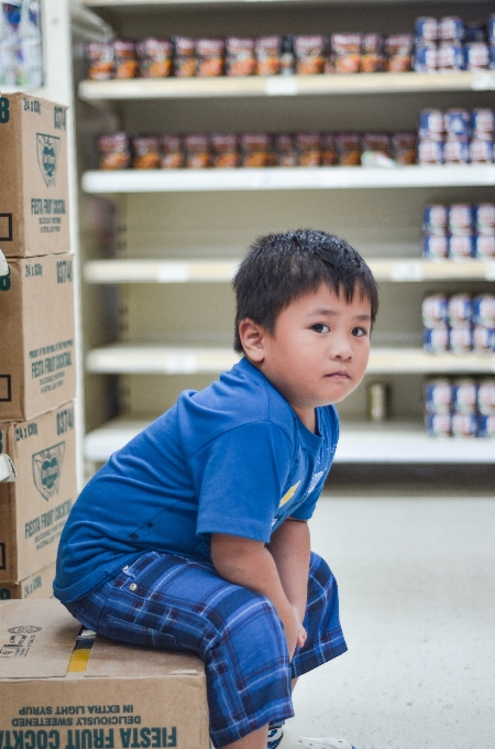 Niño supermercado pequeño sonrisa