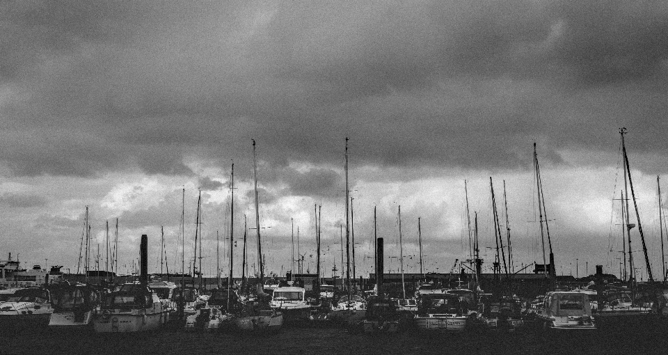 Langit hitam marina
 awan