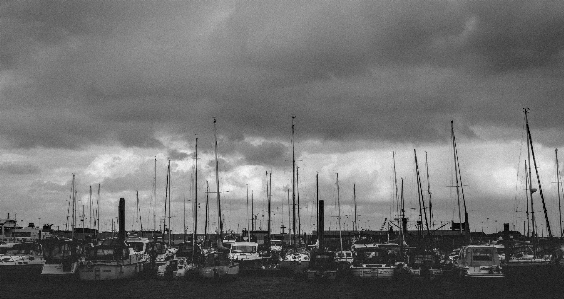 Foto Langit hitam marina
 awan