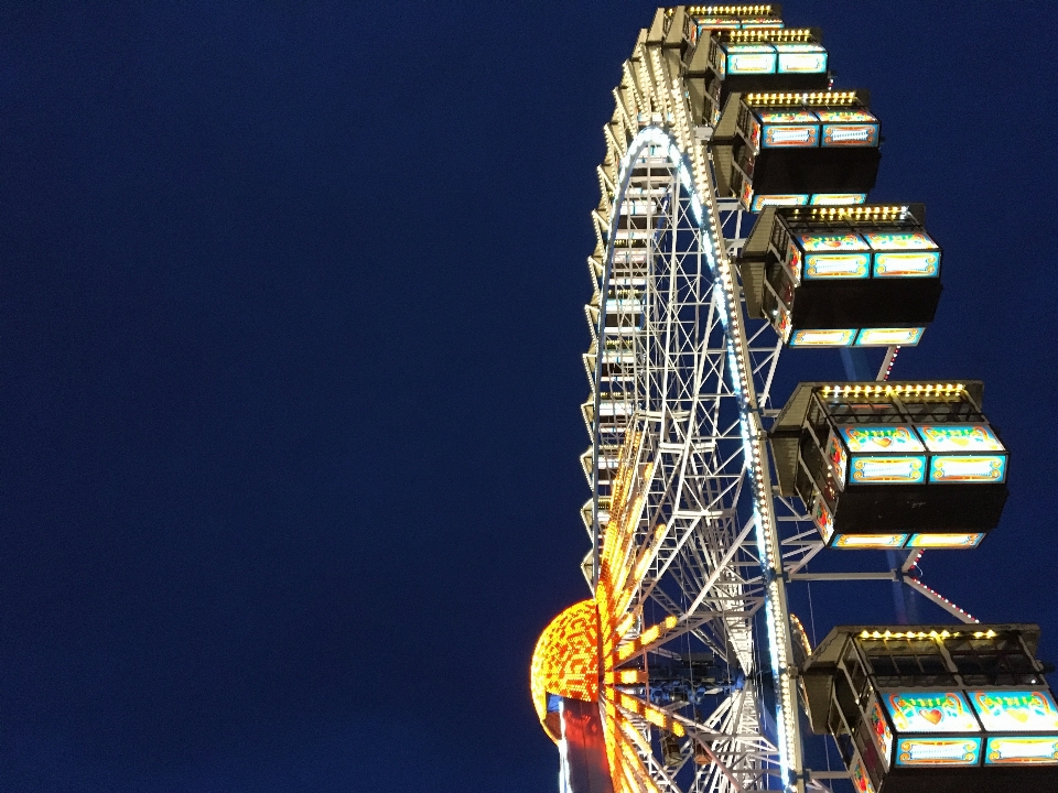 Atracción de feria
 parque atracciones
 punto referencia rueda la fortuna
