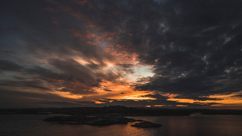 Sky cloud afterglow horizon