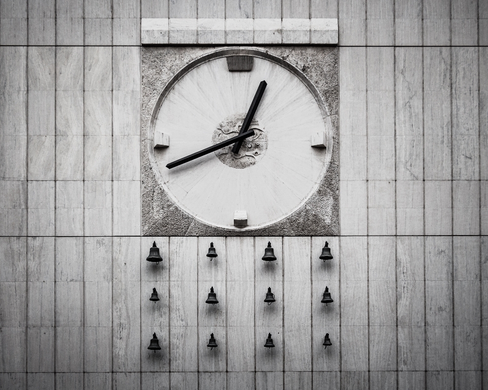 Reloj muro monocromo fotografía de naturaleza muerta
