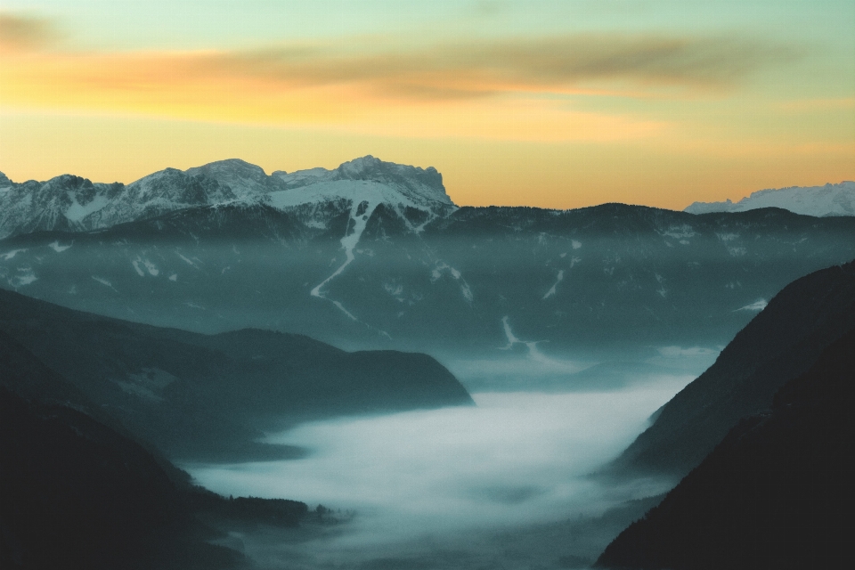 Cielo naturaleza fenómeno atmosférico
 formaciones montañosas
