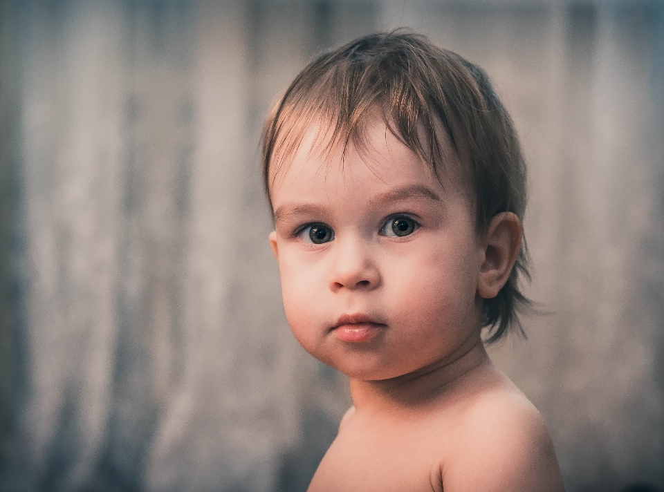 Niño rostro cabello mejilla
