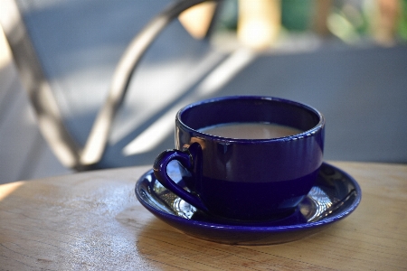 Foto Cangkir kopi biru kobalt
