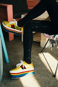 Foto Alas kaki sepatu kuning