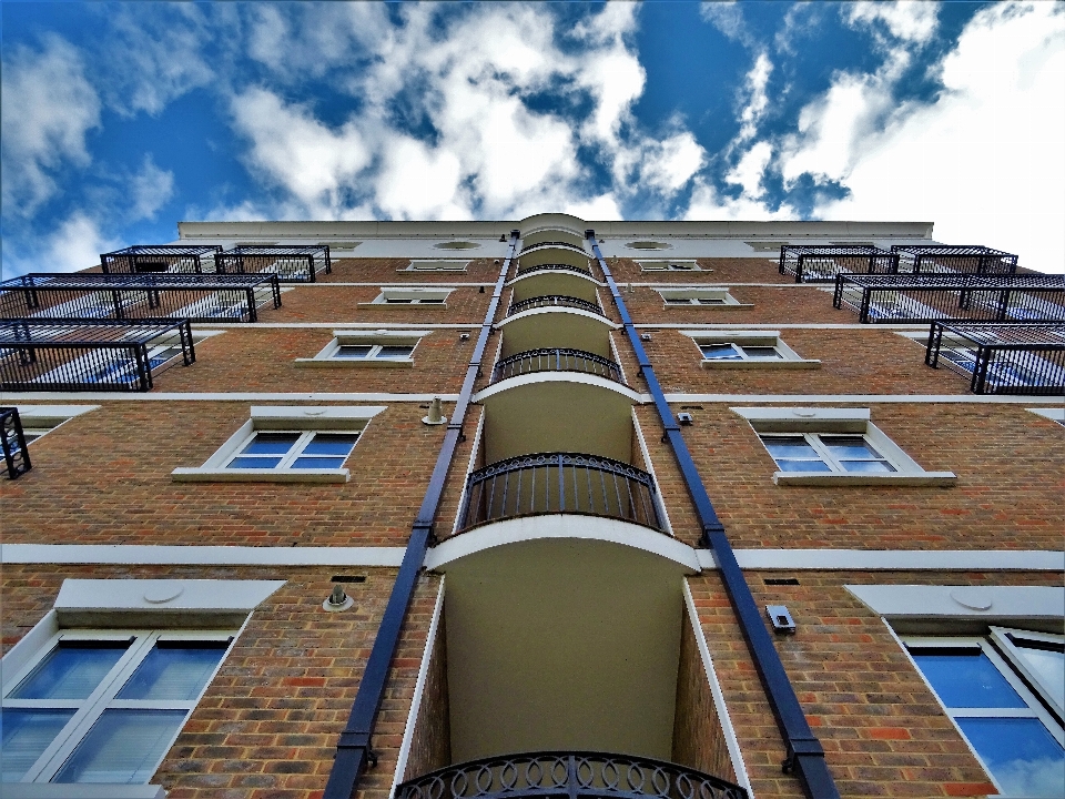 Zona residenziale
 architettura cielo blu