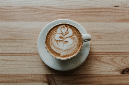 Latté fleckiger kaffee
 flaches weiß
 kaffee mit milch
 Foto