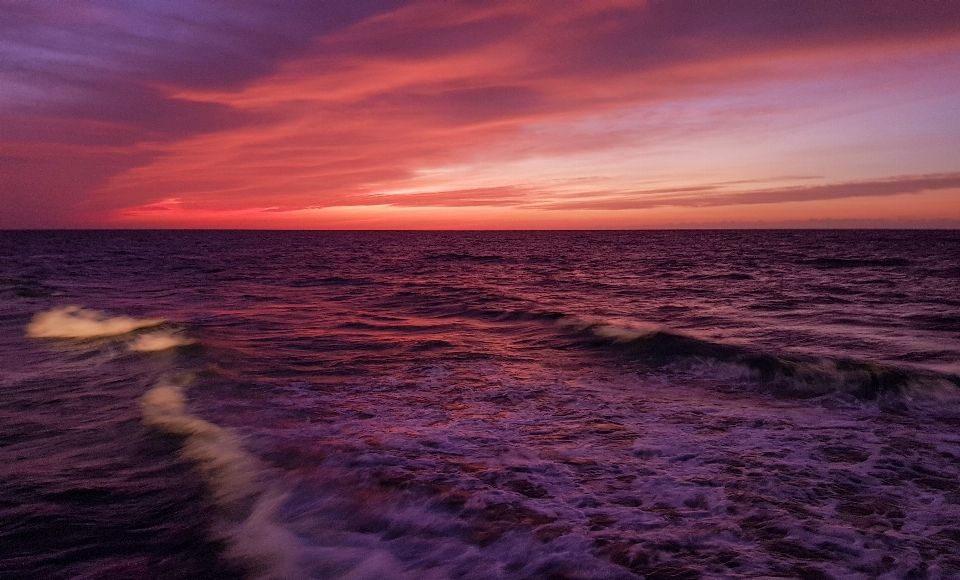 Céu horizonte arrebol
 corpo de água
