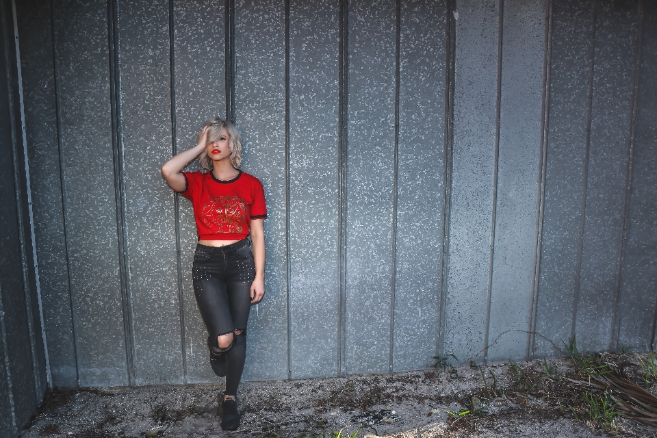 Black red standing jeans