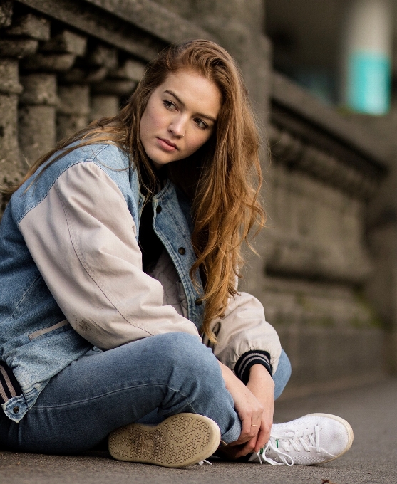 Sitzung jeans schönheit lange haare
