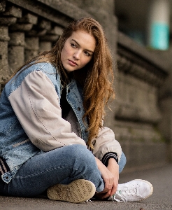 Foto Duduk jeans kecantikan rambut panjang
