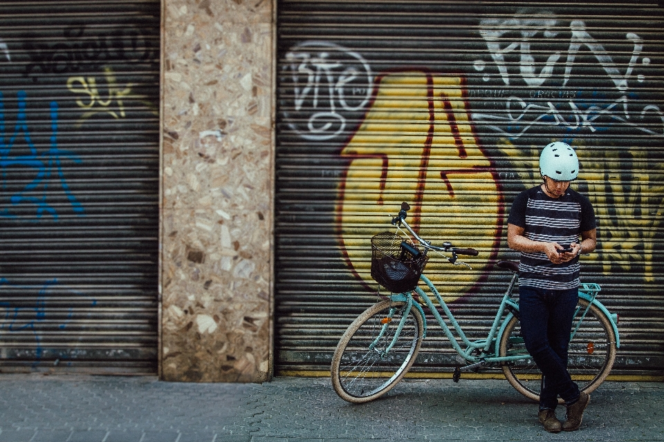 Fahrrad wand gelb straßenkunst