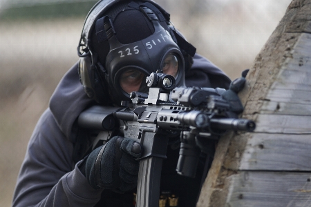 Foto Pistola arma de fogo
 equipamento proteção pessoal
 swat