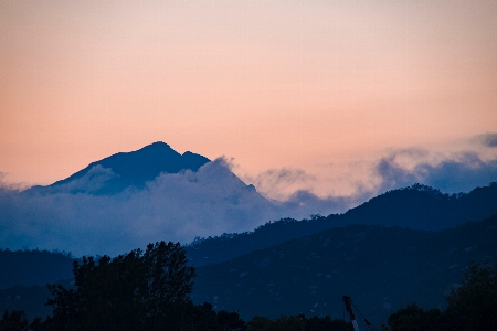 Foto Céu relevo montanhoso
 montanha cadeia de montanhas
