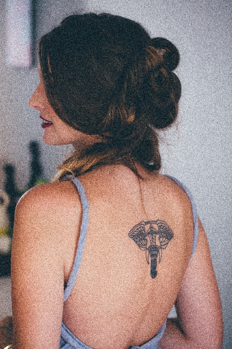 Cheveux épaule tatouage dos