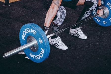 Foto Pesos equipamento de exercício
 barra levantamento peso