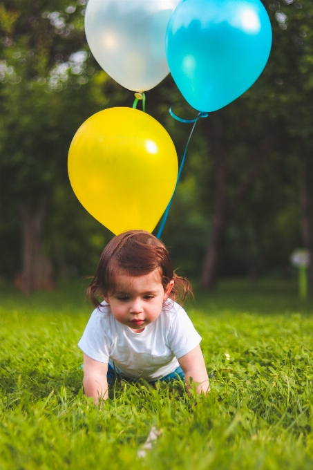 Ludzie w przyrodzie
 balon zielony trawa