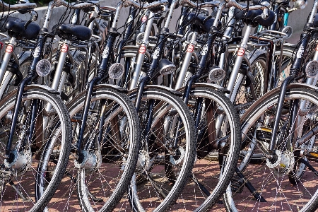 Foto Bicicletta ruota di bicicletta
 pneumatico per parte della