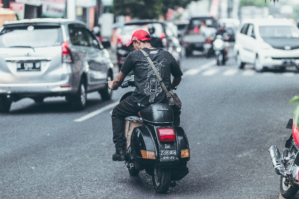 Pojazd silnikowy
 rodzaj transportu
 skuter