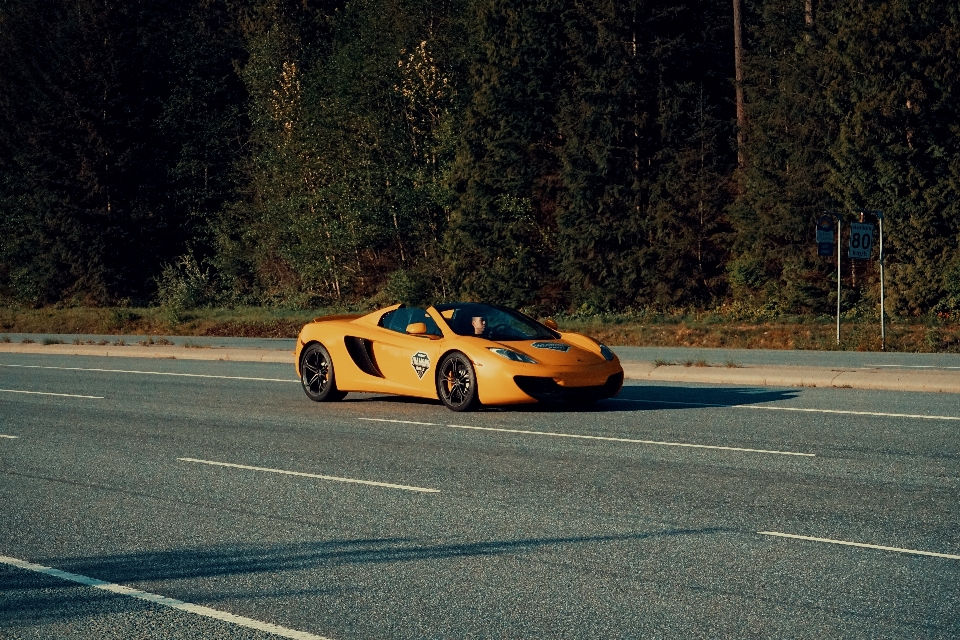 Véhicule terrestre
 voiture supercar