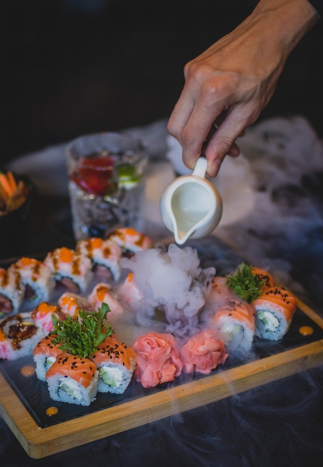 Makanan piring masakan sushi