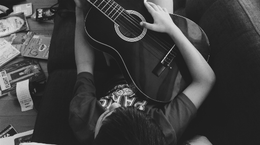 Foto Gitar hitam instrumen dawai
 alat musik