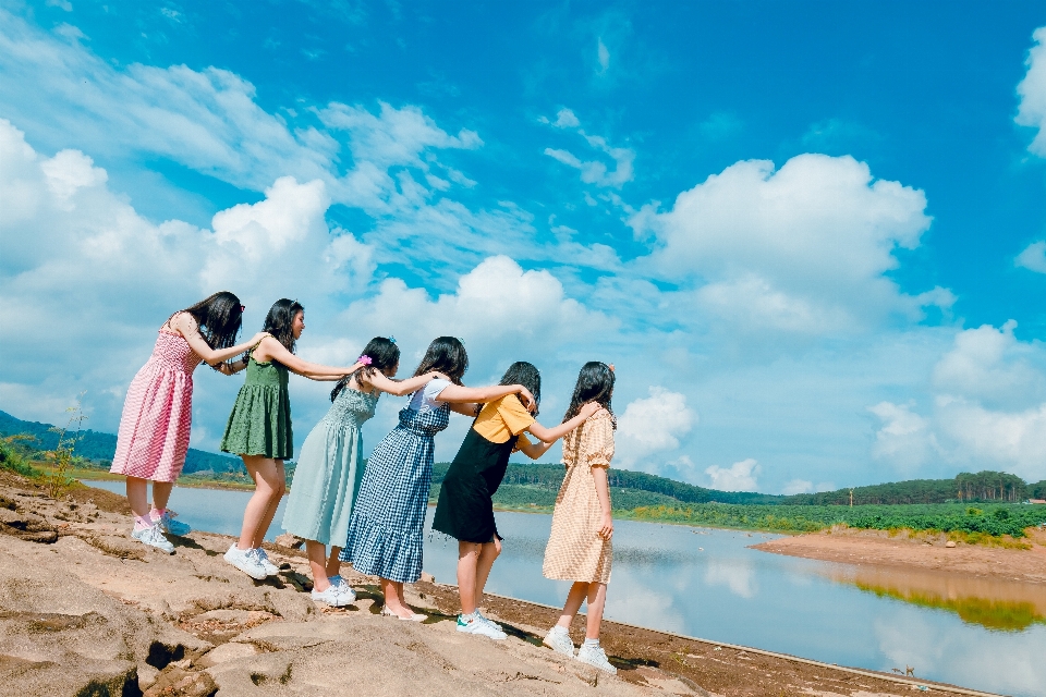 自然の中の人々
 写真 空 友情
