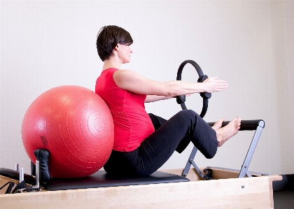 Foto Equipamento de exercício
 bola suíça
 aptidão física
 treinamento força
