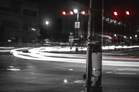 Foto Hitam malam putih lampu jalan
